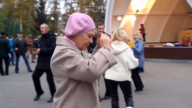 ПОЛЕВЫЕ ЦВЕТЫ СОБЕРУ БУКЕТ!???/ТАНЦЫ В ПАРКЕ ГОРЬКОГО ХАРЬКОВ 2021 смотреть онлайн