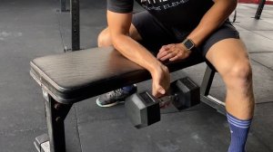 Сгибание руки в запястье с гантелью сидя