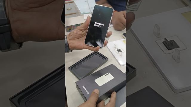 UNBOXING SAMSUNG GALAXY S23 256GB CREAM COLOUR #youtubevedio #shortvideo #farhacommunication #wow смотреть онлайн