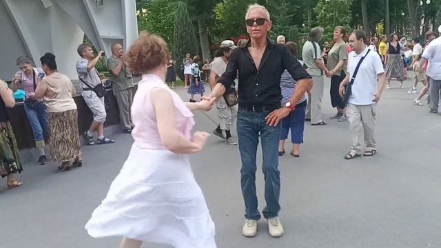 Листья жёлтые!!!??Танцы в парке Горького!!!??Харьков??2021 смотреть онлайн