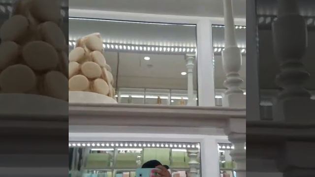 Laduree Macaroons in Paris France смотреть онлайн