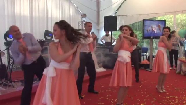 Танец друзей жениха и подружек невесты смотреть онлайн