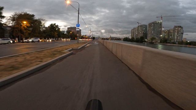 Вело дорога на работу и домой. Обратно полный путь по набережным Москва реки и Яузы. смотреть онлайн