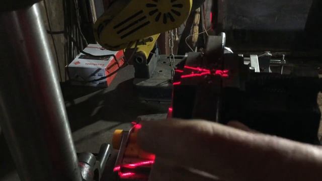 Работа лазера. Сверлильный станок Workman 12 смотреть онлайн