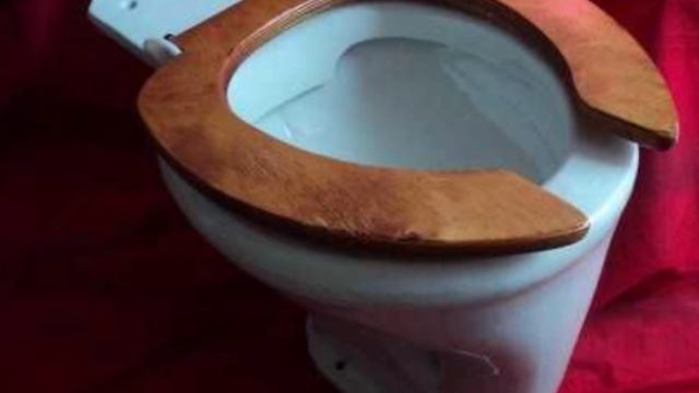 Почему в СССР унитазы делали с полочкой?