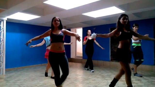 Занятия в вечерней группе по восточным танцам, разучиваем простой танец живота, межансе с барабанам смотреть онлайн