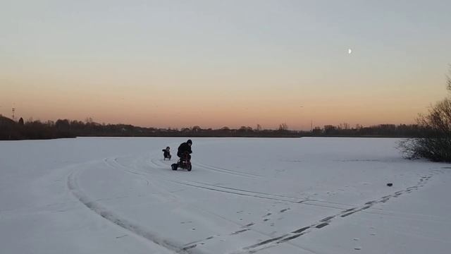 Мини трайк с санками на пруду смотреть онлайн