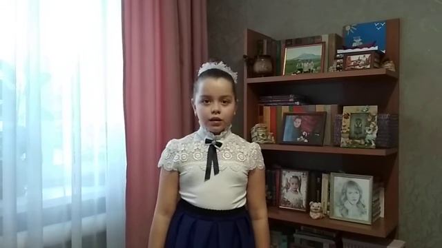 Страна читающая—Александра Сидорова читает произведение «Радуга(Как неожиданно и ярко...)» Ф.Тютчев смотреть онлайн