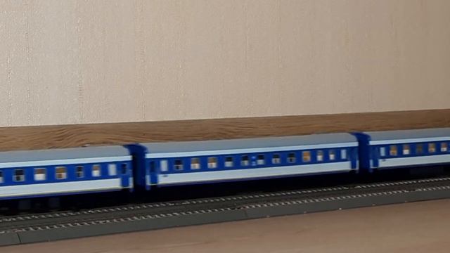 Электровозы ЧС4т-483 и ЧС4т-680 со скорым фирменным поездом № 29/30 "Кубань" Москва - Новороссийск смотреть онлайн