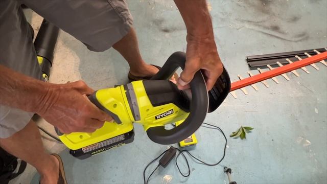 How to attach 40 V Lithium battery in Ryobi Hedge Trimmer смотреть онлайн