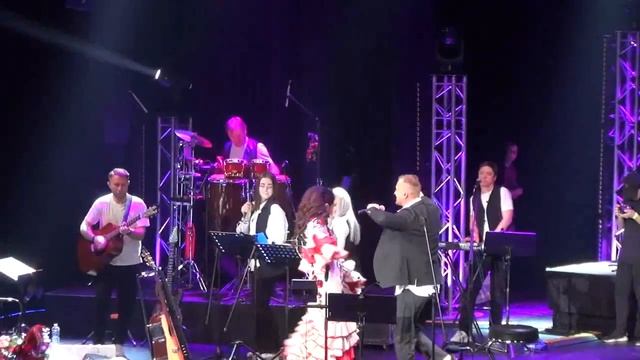 Рвутся струны на беду.Музыка и исполнение Алексей Петрухин с Радой Рай. Vegas city hall. 01.12.2022 смотреть онлайн