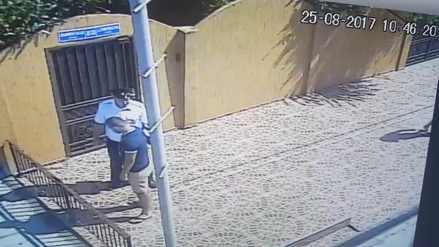 Задержание наемного работника в гостевом доме "Амалтея" сотрудниками полиции Лоо смотреть онлайн