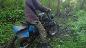 Полноприводный мотоцикл с двигателем от бензопилы против крутых горочек
