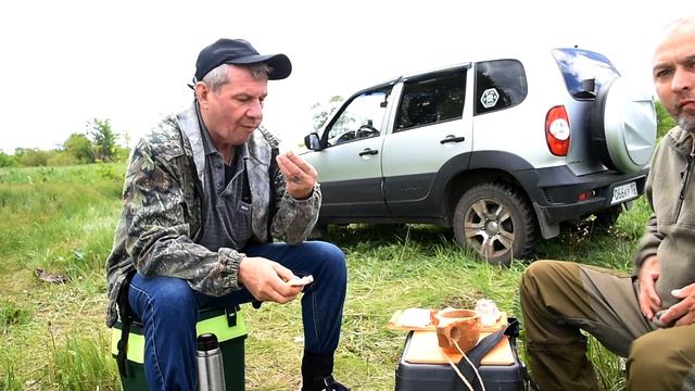 Плотва на поплавок в проводку на течении, рыбалка на малых реках, жарим сорожку в чипсы, кухня. смотреть онлайн