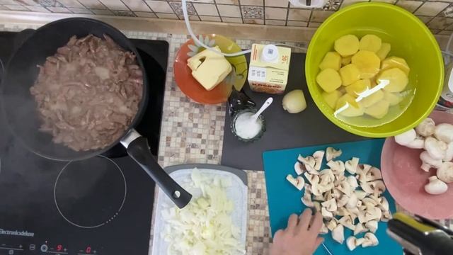 БЕФСТРОГАНОВ ИЗ ГОВЯДИНЫ С КАРТОФЕЛЬНЫМ ПЮРЕ/ Наш семейный рецепт! Мясо тает во рту! смотреть онлайн