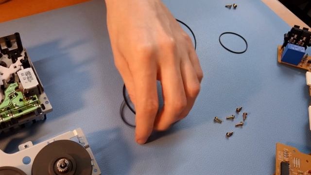 Replacing the belts on a 90s JVC mini HiFi system (JVC MX-D4T / CA-D4T) смотреть онлайн