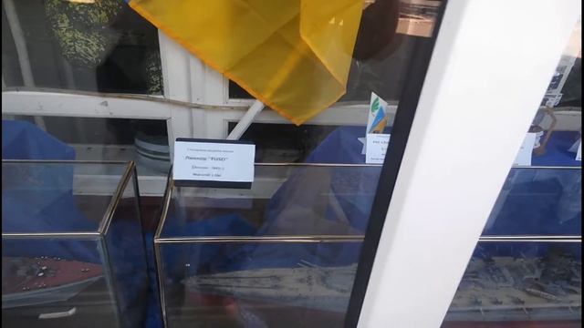 Макс смотрит модели-уменьшенные копии настоящих военных кораблей и космических ракет. смотреть онлайн