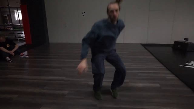 E.O.S ТРЕНЯТ В НАШЕМ ЗАЛЕ BREAKING IN OUR GYM смотреть онлайн