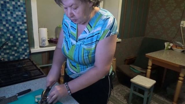 Лена Туранова и покупки: учитесь, девки!/Бабки на лавке/Филе с грибами, картофелем и баклажанами смотреть онлайн