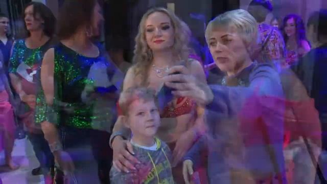 Фото, селфи, обнимашки и поздравляшки :) Майсун. После отчетного концерта 2019 смотреть онлайн