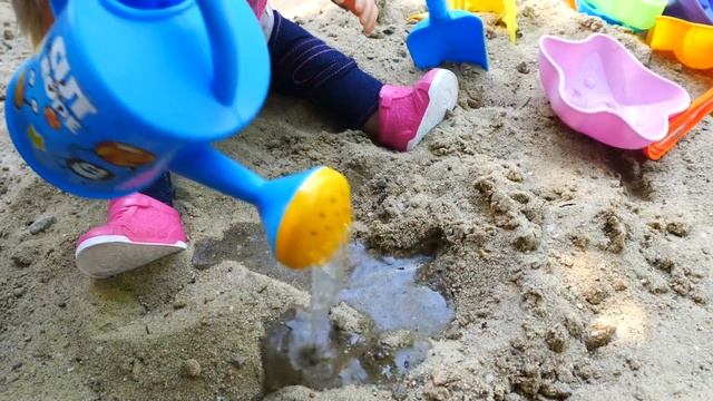 Игры для детей с Беби Бон Эмили и Лео в песочнице. Как мама! Видео для девочек про куклы смотреть онлайн