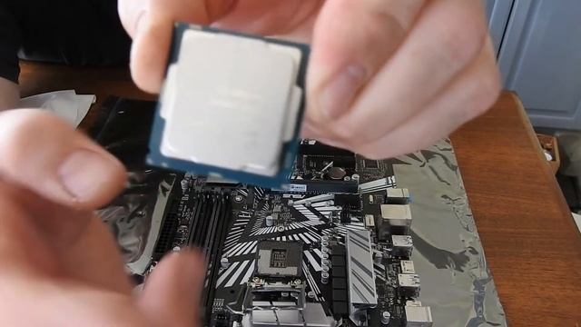 [Asus Prime Z390-P] - Part 2 - Adding the Intel Pentium Gold G5500 processor to the motherboard. смотреть онлайн