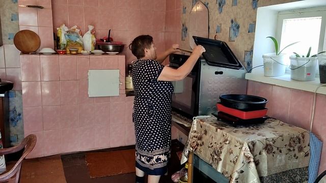 Работаем в огороде / Готовим домашний хлеб / Примерка кукольных платьев/ Деревенская жизнь смотреть онлайн