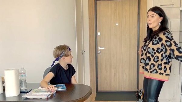 Очень злая МАТЬ учит сына. НАКАЗАЛА за двойку в ШКОЛЕ. Что она творит с пацаном?