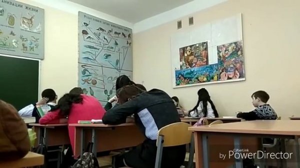 ОН СНЯЛ ТРУСЫ С ОДНОКЛАСНИЦЫ!ЗАЧЕМ ОН ЭТО СДЕЛАЛ!?