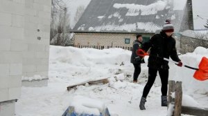 Как быстро убрать много снега со стройки.  Лопаты и снегоуборщик.