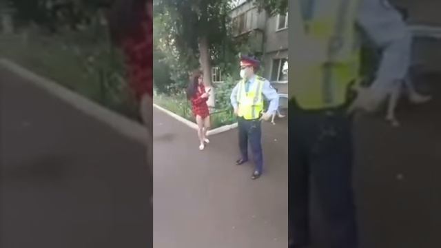 Мужчине не понравился образ нового соседа с "сюрпризом" смотреть онлайн