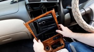 Снятие панели климата-контроля и магнитолы Nissan Bluebird Sylphy 2001 года QG10