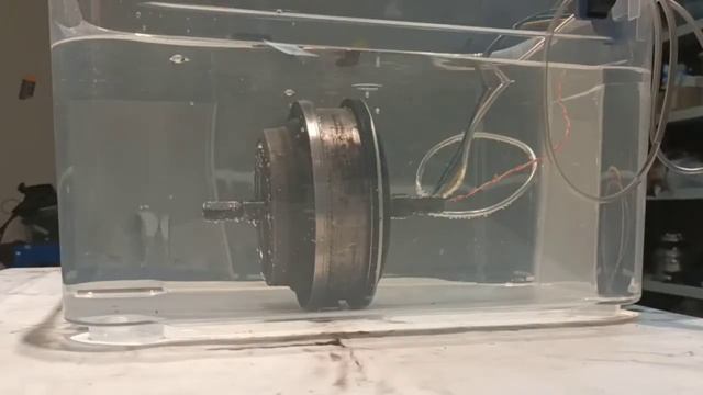 Заливаем мотор колесо водой