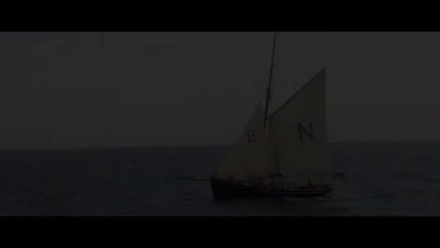 Море страха - Девушка жаждущая вырваться в жизнь встречает загадочного и привлекательного незнакомц смотреть онлайн