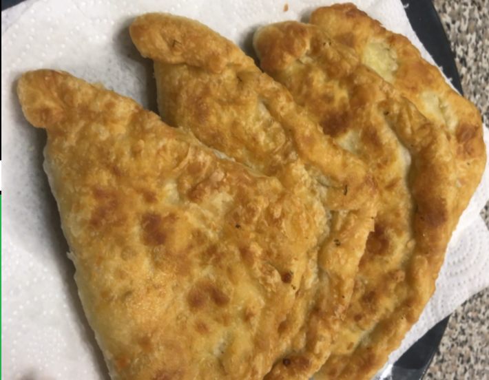 Хрустящие треугольники из слоёного теста на сковороде