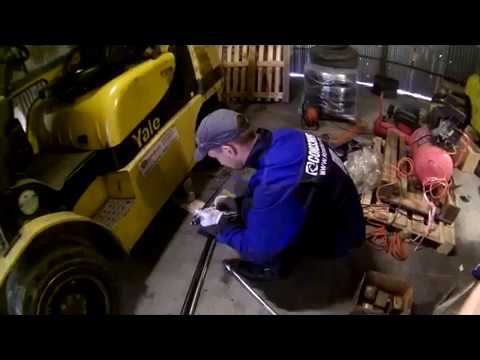 Замена колес у погрузчика Yale