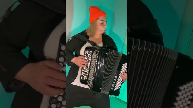 Выходим танцевать😁 #рекомендации #cover #music #рек #musican #баян #lambada #latinmusic смотреть онлайн