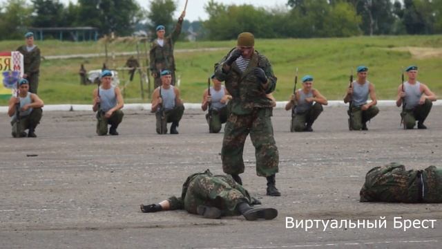 День ВДВ, показательные выступления десантников смотреть онлайн