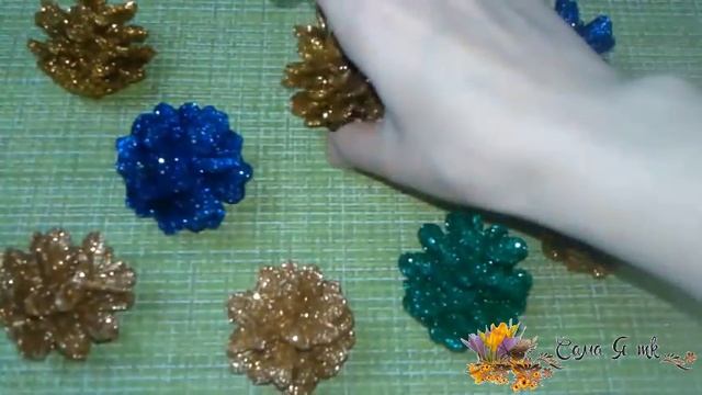 ✨ КРАСИМ ШИШКИ БЛЁСТКАМИ ✨ Как покрасить шишки блестками/ How to paint pinecones sequins/Декор шише смотреть онлайн