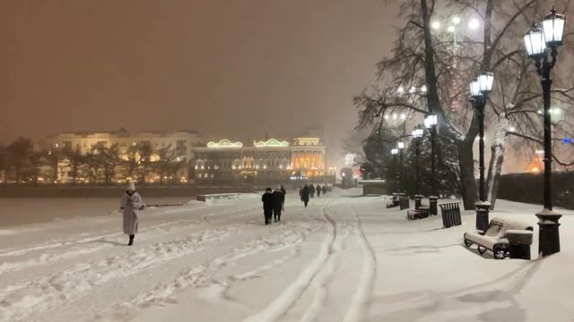 Виды того самого сильного снегопада в Екатеринбурге 26.12.2023 Прогулка по центру города.