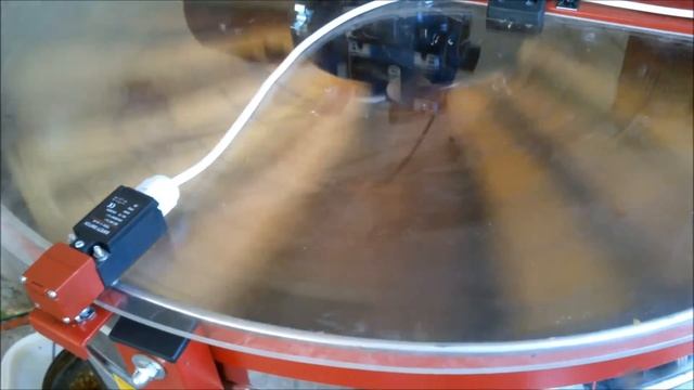 Откачка мёда на радиальной медогонке. смотреть онлайн