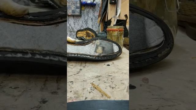 Ремонт ботинок Dr. Martens видео 3 . смотреть онлайн