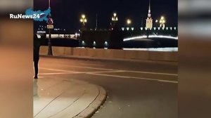 Красноярский гонщик на черной Skoda совершил полет над мостом Санкт-Петербурга