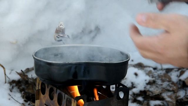 Поход зимой в лес, готовим в котелке рулет. ПВД. смотреть онлайн