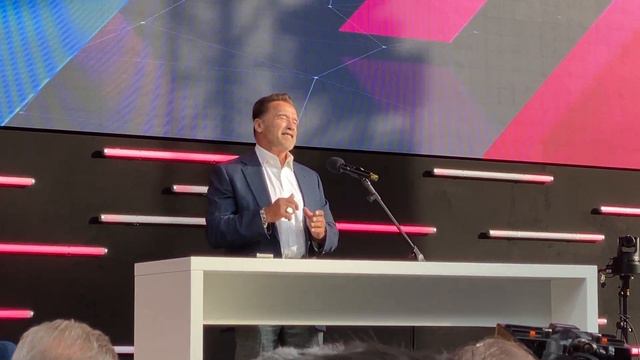 ARNOLD SCHWARZENEGGER Spricht Deutsch / Speaks German DIGITAL X 2021 Cologne TELEKOM Köln Best Scen