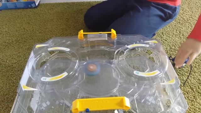 Распаковка двухуровневой арены Beyblade Burst Evolution Блейд Брест Эволюция смотреть онлайн