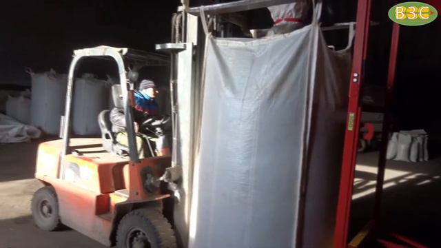 Передвижной затариватель мешков ПЗМ-100. Загрузка гранулированного подсолнечного шрота. смотреть онлайн