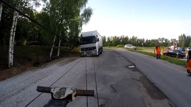 Грузовой эвакуатор. Вольво в щебне смотреть онлайн