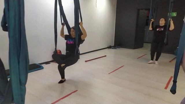 аэройога. Приседание в висе за средние ручки на одной ноге, вторую согнуть, стопа у паха смотреть онлайн