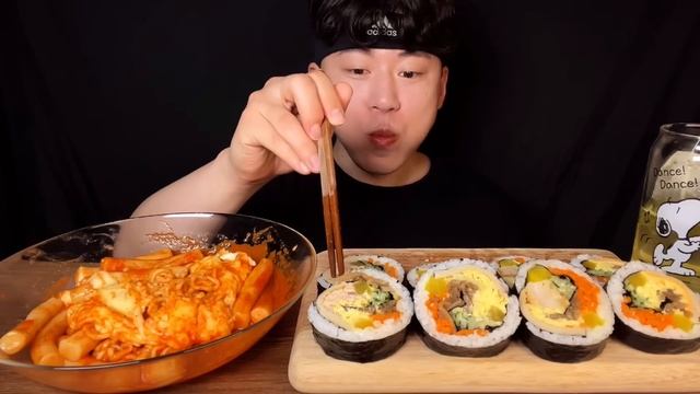 SUB) 김밥 & 신전 라볶이 먹방 mukbang asmr 김 to the 밥에 라볶이는 완전 근본 분식 메뉴? 신전 떡볶이에 라면사리를 넣은 수제 신전 라볶이 JMT? смотреть онлайн